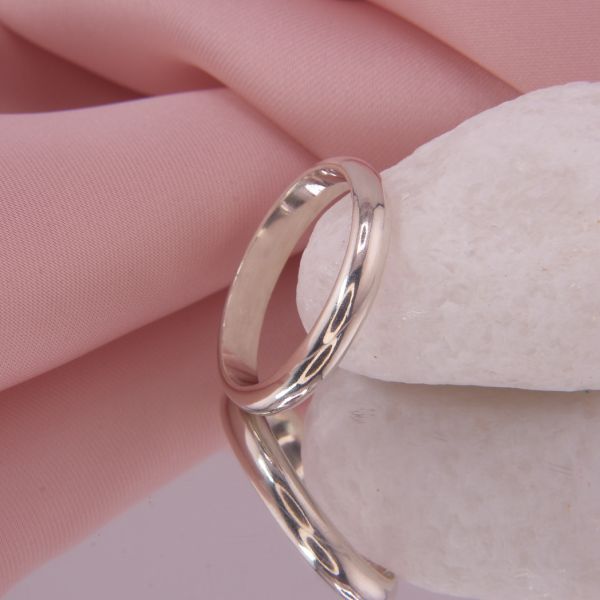 Hochglanzpolierter Damen-Silberring Clara aus 925er Sterling Silber mit halbrunder Schiene.